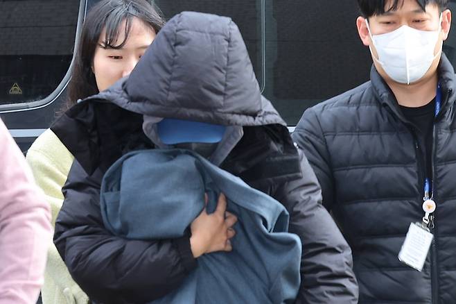 고(故) 이선균 씨를 협박해 금품을 뜯은 혐의를 받는 20대 여성이 지난 12월 28일 오후 인천시 미추홀구 인천지법에서 열린 구속 전 피의자 심문(영장실질심사)에 출석하고 있다. / 사진 = 연합뉴스