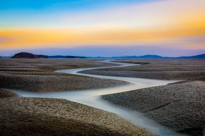 넓은 바다에 밀물이 있으면 썰물이 있듯이 넓디넓은 우리 일상에도 좋은 날도 있고 때론 안 좋은 날도 있겠지요. 그래도 새롭게 시작한 2024년 청룡의 해는 좋은 날이 더 많은 한 해가 됐으면 좋겠습니다.  이충우 기자