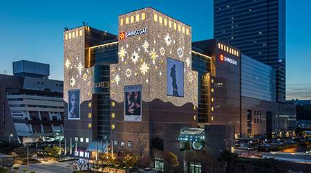 신세계백화점 강남점이 2023년 매출 3조원을 돌파했다. 단일 점포로 매출 3조원을 달성한 것은 국내 백화점 중 처음이다. 2024년에는 식품관과 남성 명품관 등을 확대할 계획이다. (신세계백화점 제공)