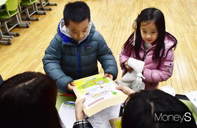 ▲ 친구들 앞으로 선생님과 즐거운 학교생활 함께해요