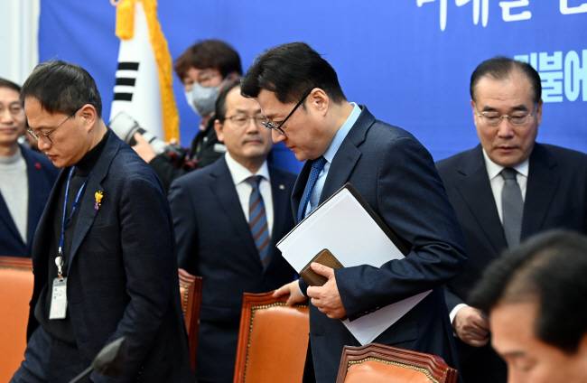 착잡 이재명 더불어민주당 대표 피습 상황을 맞은 민주당의 홍익표(가운데) 원내대표가 4일 오전 서울 여의도 국회에서 열린 정책조정회의에 참석하기 위해 자리로 이동하고 있다. 박윤슬 기자