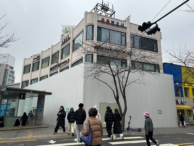 지난 3일 서울 서대문구 지하철역 신촌역 2번 출구 앞 건물. 2002년 문을 연 ‘투썸플레이스’ 1호점이 21년 만에 문을 닫았다. [박로명 기자]