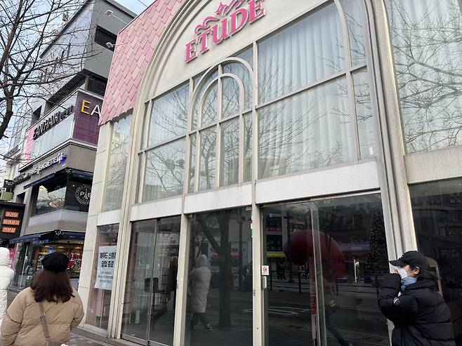 지난 3일 서울 서대문구 연세로에 위치한 에뛰드하우스 신촌점이 공실 상태로 방치돼 있다. [박로명 기자]