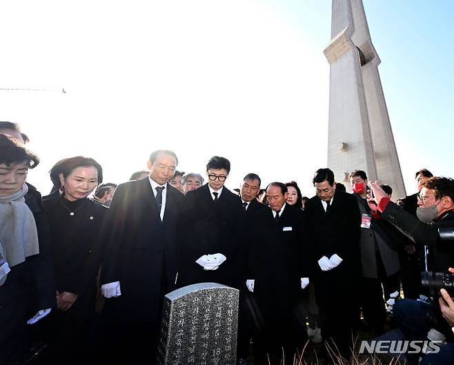 [광주=뉴시스] 김혜인 기자 = 한동훈 국민의힘 비상대책위원장이 4일 오전 광주 북구 운정동 국립5·18민주묘지를 찾아 오월 영령에 참배하고 있다. 2024.01.04. hyein0342@newsis.com