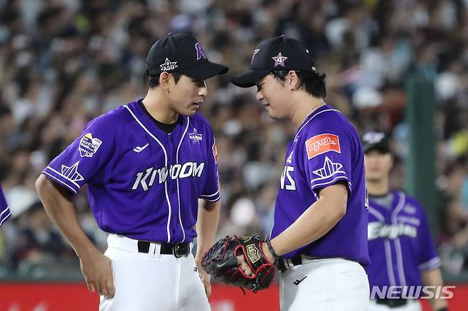 [부산=뉴시스] 권창회 기자 = 15일 오후 부산 동래구 사직야구장에서 열린 2023 KBO 올스타전 드림 올스타와 나눔 올스타의 경기, 9회초 나눔올스타 이정후가 고우석에게 지시하고 있다. 2023.07.15. kch0523@newsis.com