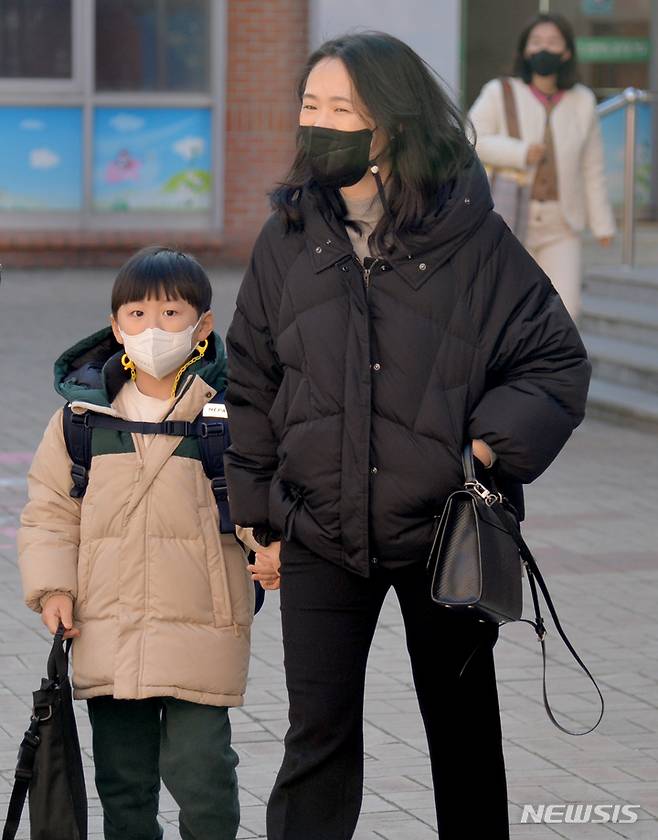 [광주=뉴시스] 류형근 기자 = 2023년 3월2일 오전 광주 동구 동산초등학교에서 초등 신입생이 엄마 손을 잡고 등교하고 있다. 2024.01.04.