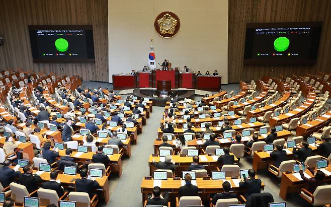 지난달 28일 국회 본회의에서 대통령 배우자 김건희의 도이치모터스 주가조작 의혹 진상규명을 위한 특별검사 임명 등에 관한 법률안이 가결되고 있다. 연합뉴스