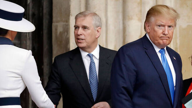 앤드루 영국 왕자(가운데)와 도널드 트럼프 전 미국 대통령