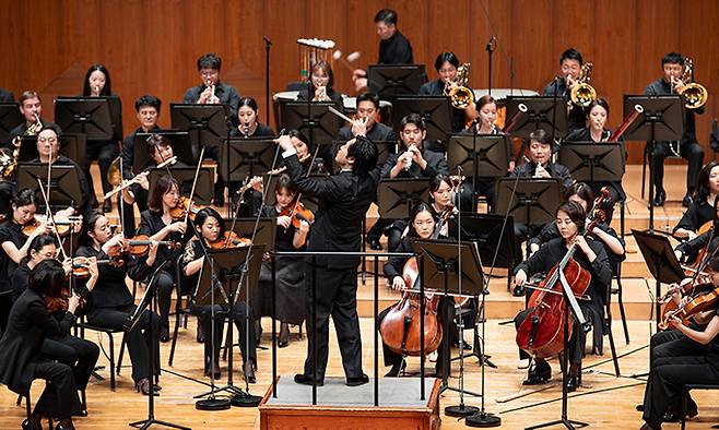 오는 12일 경기필하모닉오케스트라 예술감독 취임을 기념한 신년음악회를 여는 김선욱과 경기 필하모닉이 지난해 6월 예술의전당 교향악축제에서 공연하는 모습. 경기 필하모닉 제공