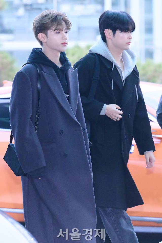 그룹 제로베이스원(ZEROBASEONE) 장하오, 성한빈이 4일 오전 ‘38회 골든디스크 어워즈 with 만디리’ 참석 차 인천국제공항 제2여객터미널을 통해 인도네시아 자카르타로 출국하고 있다. 김규빈 기자
