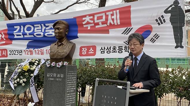 2023년 12월12일 경남 김해시에서 열린 고 김오랑 중령 44주기 추모제에서 유승민 전 의원이 추도사를 하고 있다. 이번 조사에서 유 전 의원은 ‘스윙 중도보수’ 그룹에서 높은 호감을 얻었다.ⓒ연합뉴스