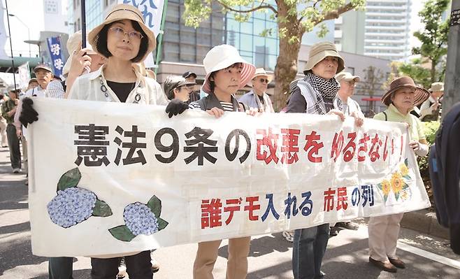 일본인들이 '헌법의 날'을 맞아 전쟁을 금지한 '헌법 9조' 수호를 위한 대규모 집회가 열고 있다.[사진=뉴시스]