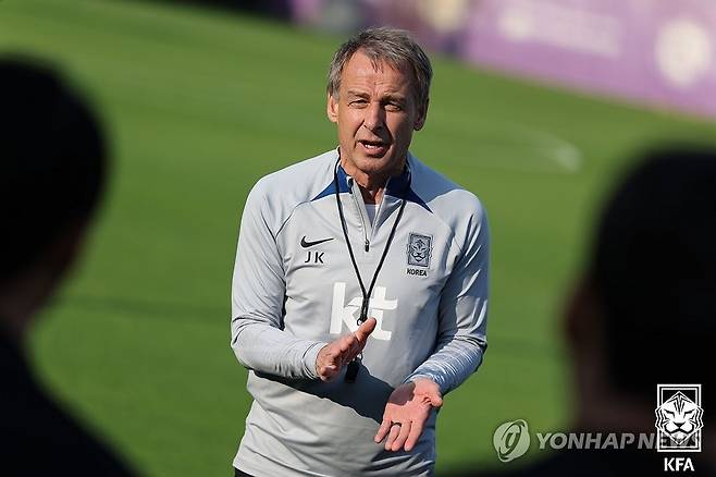 훈련 설명하는 클린스만 감독 (서울=연합뉴스) 2023 아시아축구연맹(AFC) 아시안컵에 나서는 대한민국 축구 국가대표팀 위르겐 클린스만 감독이 3일(현지시간) 아랍에미리트 뉴욕대학교 아부다비 스타디움에서 대회 대비 훈련에 앞서 선수들에게 이야기를 하고 있다. 2024.1.4 [대한축구협회 제공. 재판매 및 DB금지] photo@yna.co.kr