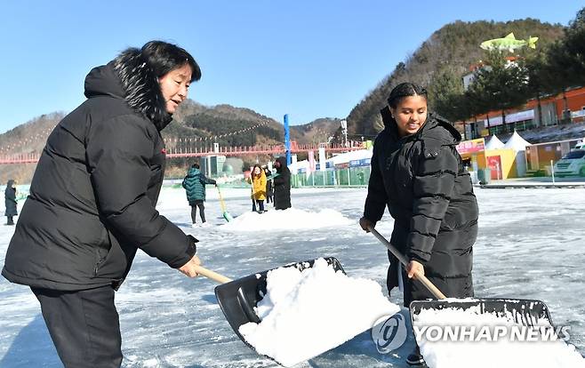 2020년 축제 당시 제설작업 하는 최문순 화천군수(왼쪽) [화천군 제공.재판매 및 DB 금지]