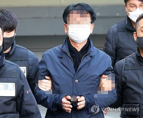 정면 응시하는 이재명 급습 피의자 (부산=연합뉴스) 손형주 기자 = 더불어민주당 이재명 대표를 흉기로 찌른 혐의로 구속영장이 청구된 피의자 김모씨가 4일 오후 부산 연제구 연제경찰서에서 나와 구속전 피의자 심문(영장실질심사)을 받기 위해 걸어가고 있다. 2024.1.4 handbrother@yna.co.kr