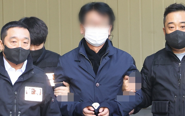 영장 실질심사 이재명 급습 피의자 (부산=연합뉴스) 손형주 기자 = 더불어민주당 이재명 대표를 흉기로 찌른 혐의로 구속영장이 청구된 피의자 김모씨가 4일 오후 부산 연제구 연제경찰서에서 나와 구속전 피의자 심문(영장실질심사)을 받기 위해 걸어가고 있다. 김씨 영장실질심사는 이날 오후 2시 부산지방법원에서 열린다. 2024.1.4 handbrother@yna.co.kr