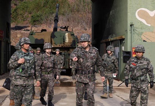 김명수 합참의장이 지난해 12월 12일 서북도서·서부전선 접적지역 대비태세 현장 점검 차 연평도 포7중대를 방문해 K-9 진지에서 화력 도발 즉응태세를 점검하고 있다. 사진=뉴시스