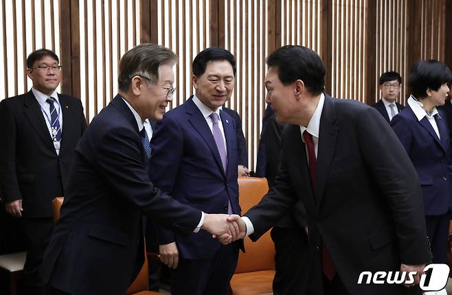 윤석열 대통령이 지난해 10월31일 국회에서 열린 2024년도 예산안 및 기금운용 계획안에 대한 시정연설에 앞서 사전환담장에 도착해 이재명 더불어민주당 대표와 악수를 나누고 있다. (대통령실 제공) 2023.10.31/뉴스1