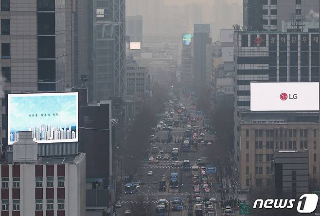 서울 초미세먼지 농도가 '나쁨' 수준을 보인 4일 오전 서울 시내가 흐리게 보이고 있다. 2024.1.4/뉴스1 ⓒ News1 김도우 기자