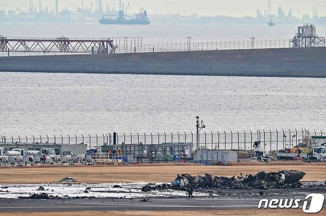 전날 일본항공 여객기와의 충돌로 3일 일본 도쿄의 하네다 공항에서 전소된 채 남아있는 일본 해상보안청 항공기. 2024.01.03 ⓒ AFP=뉴스1 ⓒ News1 정지윤 기자