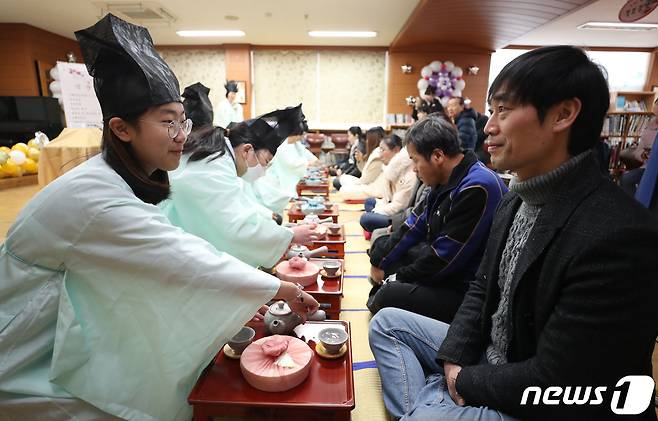 5일 오전 경기 용인시 처인구 남곡초등학교 제2캠퍼스에서 '제73회 선비문화체험 졸업장 수여식'이 진행되고 있다. 남곡초등학교 남곡분교는 이날 졸업하는 8명의 학생을 끝으로 폐교된다. 2024.1.5/뉴스1 ⓒ News1 김영운 기자