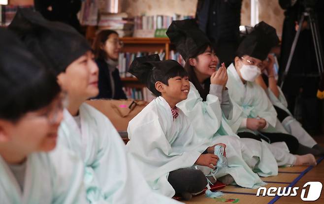 5일 오전 경기 용인시 처인구 남곡초등학교 제2캠퍼스에서 '제73회 선비문화체험 졸업장 수여식'이 진행되고 있다. 남곡초등학교 남곡분교는 이날 졸업하는 8명의 학생을 끝으로 폐교된다. 2024.1.5/뉴스1 ⓒ News1 김영운 기자