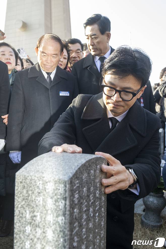 4일 광주를 방문한 한동훈 국민의힘 비상대책위원장이 북구 운정동 국립5 ·18민주묘지를 방문해 박기순 열사 묘소를 둘러보고 있다. 2024.1.4/뉴스1 ⓒ News1 김태성 기자