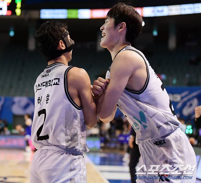 동료들도 흥분시킨 허훈. 이두원이 달려나와 함께 세리머니를 하며 몸을 부딪히는 모습.