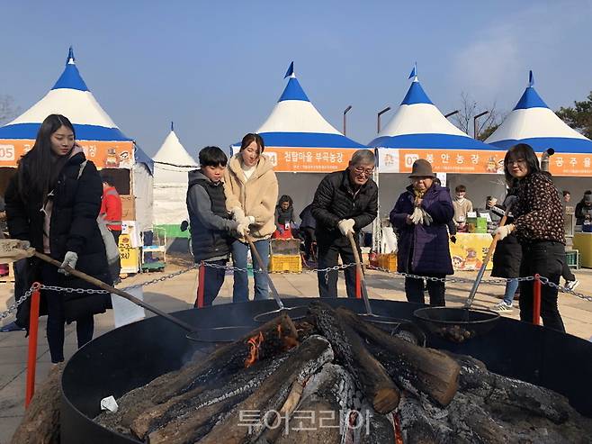 오는 26일부터  공주 금강신관공원에서 '겨울공주 군밤축제'와 함께 '대한민국 알밤박람회'가 3일 동안 열린다. 겨울공주 군밤축제 군밤굽기 체험 모습