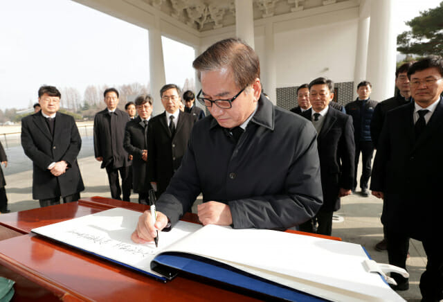 강구영 KAI 사장이 방명록을 작성하고 있다. (사진=한국항공우주산업)