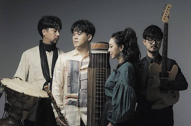 거문고 연주자 허윤정(왼쪽 셋째)을 주축으로 한 국악 크로스오버 밴드 블랙스트링. /허윤정