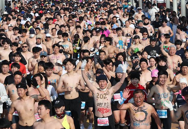 1일 오전 11시 11분 11초. 대전 유성구 엑스포다리에서 맨몸러닝 페스타에 참가한 참가자들이 웃통을 벗은 채 힘차게 출발하고 있다. /신현종 기자