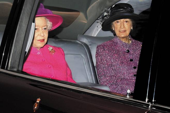2011년 1월 영국 노퍽주 샌드링엄 성(聖) 막달라 마리아 교회에 차를 타고 도착한 엘리자베스 2세(왼쪽) 영국 여왕과 수전 허시. 1960년 왕실 직원으로 채용된 수전은 여왕을 지근거리에서 보필하는 최측근으로 보좌진 중에서도 대장이라는 뜻의 ‘넘버 원 헤드 걸’이라는 별명을 갖고 있다. /게티이미지