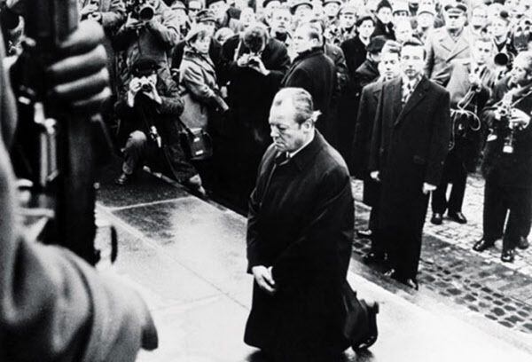 빌리 브란트 서독 총리가 1970년 12월 비가 내리는 가운데 독일 나치 정권의 희생자를 기리는 추모비에서 무릎을 꿇고 있다. 그는 1949년 서독 정부 수립 이후 첫 사민당 소속 총리였다.