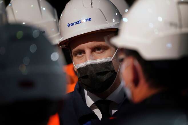 작년 12월 프랑스 원자로 제작사 프라마톰을 방문한 에마뉘엘 마크롱 프랑스 대통령/AP 연합뉴스