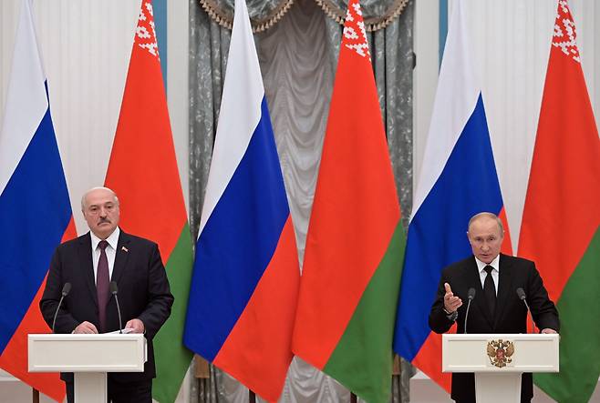 블라디미르 푸틴(오른쪽) 러시아 대통령과 알렉산드르 루카셴코 벨라루스 대통령이 9일(현지 시각) 모스크바에서 경제 분야를 중심으로 양국이 연합국가를 건설하기 위한 28개 로드맵을 확정했다./EPA 연합뉴스