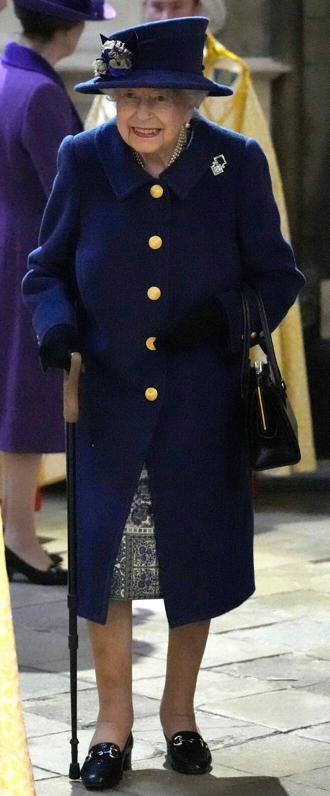 12일 지팡이를 짚고 런던 웨스트민스터사원에 나타난 엘리자베스 2세 영국 여왕/AP 연합뉴스