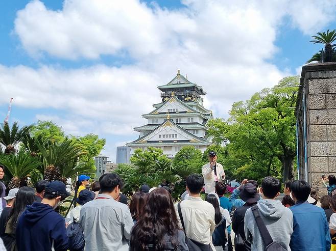 지난달 27일 일본 오사카성 앞에서 손승철 강원대 명예교수가 '제44회 일본 속의 한민족사 탐방' 행사에 참가한 초중고 교사들에게 현장 강연을 펼치고 있다. /허윤희 기자