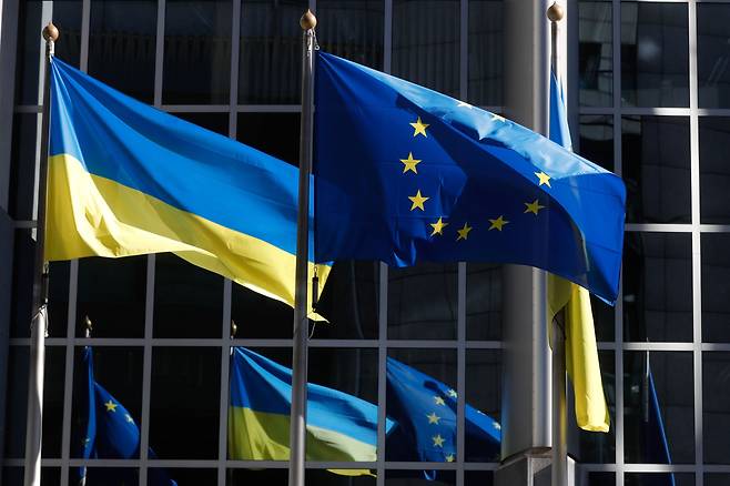 벨기에 브뤼셀 유럽의회 앞에 걸려있는 우크라이나 국기와 유럽연합(EU)기> /EPA 연합뉴스