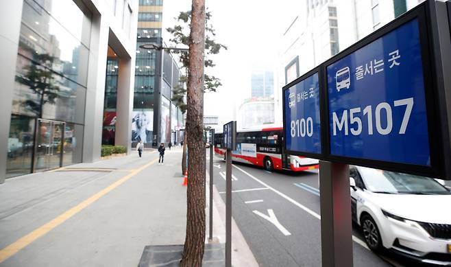 ‘명동입구 정류장의 승객 탑승체계 변화’로 유례없는 퇴근길 교통 정체를 빚고 있는 을지로사거리 명동입구 정류소의 5일 오전 모습./뉴스1