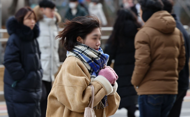 서울 영등포구 여의도역 인근에서 두터운 옷차림의 시민들이 발걸음을 재촉하고 있다.ⓒ뉴시스