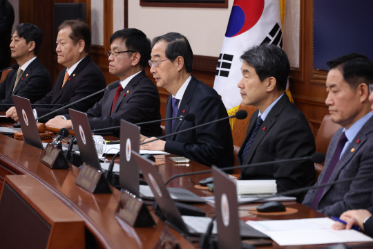 한덕수 국무총리가 5일 오전 서울 종로구 정부서울청사에서 열린 임시국무회의에서 발언하고 있다.<연합뉴스>