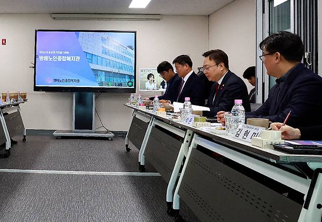 조규홍 보건복지부 장관이 지난해 12월 서울 서초구 구립 방배노인종합복지관을 방문해 노인맞춤돌봄서비스 사업 등 노인복지 서비스 지원현황을 점검하고 있다. (ⓒ뉴스1, 무단 전재-재배포 금지)