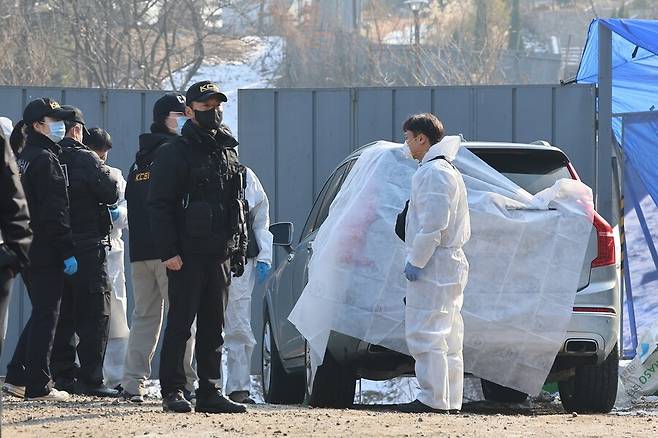 경찰이 지난달 27일 오전 서울 와룡공원 인근에서 숨진 채로 발견된 이씨에 대해 현장 감식을 하고 있다. 연합뉴스