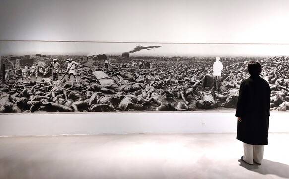 한국 리얼리즘 회화의 대가인 신학철 작가가 최근 완성한 유화 대작인 ‘일본 관동대지진 조선인 대학살’. 가로 길이만 9m에 달하는 이 작품은 아르코미술관 창립 50주년 기념전 ‘어디로 주름이 지나가는가’를 대표하는 주목작이다. 노형석 기자