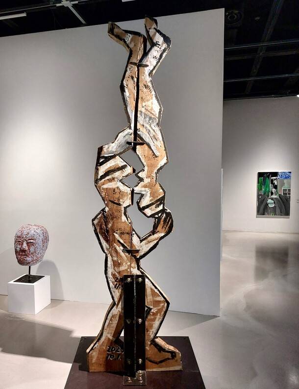 전시장 1층의 일부 모습. 서용선 작가의 나무조형물 ‘농민’(2023·가운데)과 짝을 이룬 후배 김민우 작가의 얼굴상 ‘변용’(2023·왼쪽)이 나왔고, 오른편 안쪽으로 최진욱 작가의 그림도 보인다. 노형석 기자