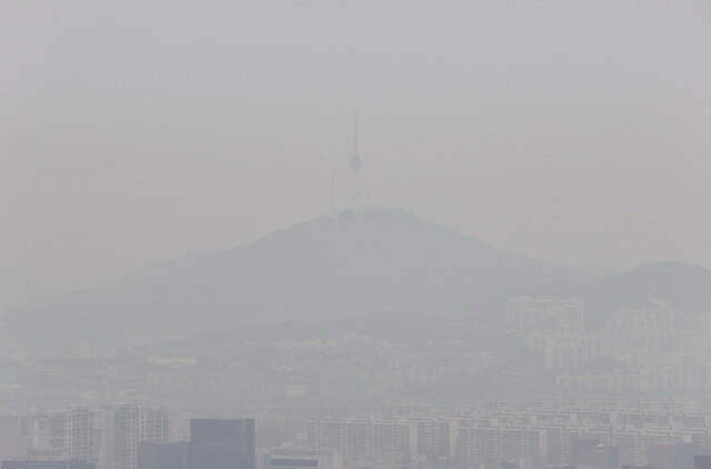 초미세먼지 나쁨 수준을 보인 지난 4일 오전 서울 강남의 한 건물에서 바라본 서울 하늘이 뿌옇게 보이고 있다. 연합뉴스