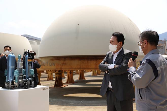 윤석열 대통령이 2022년 6월 경남 창원 성산구 두산에너빌리티 원자력 공장을 방문해 한국형 원자로(APR1400) 축소 모형을 살펴보고 있다. 대통령실사진기자단