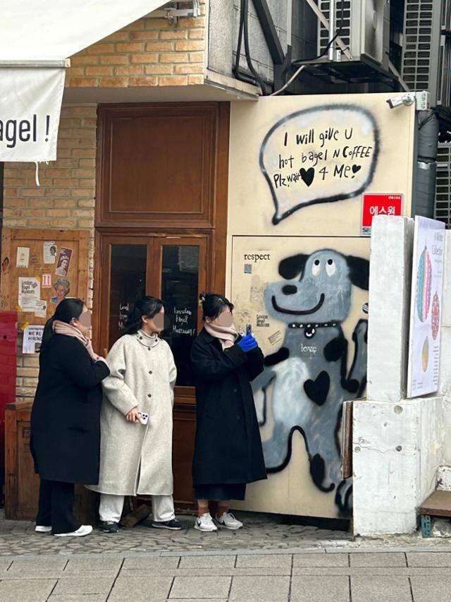 지난달 29일 서울 종로구 안국동 런던 베이글 뮤지엄 앞에서 젊은 고객들이 입장을 기다리며 기념사진을 찍고 있다. 김소연 기자