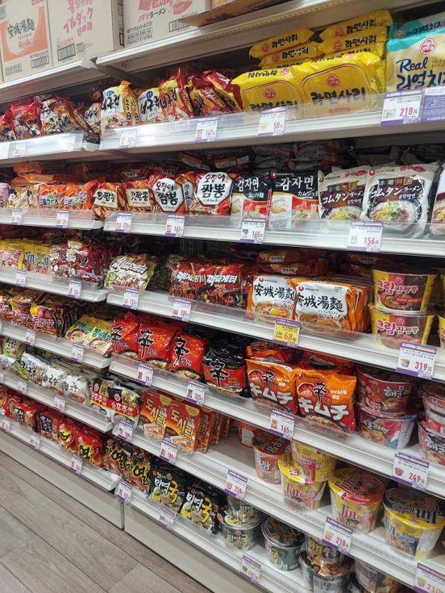 도쿄 코리아타운 신오쿠보의 슈퍼마켓에 한국 라면이 진열돼 있다. 해외에서 한글 선호도가 높아지면서 국내 기업이 해외 수출용 제품에 한글을 그대로 사용하는 사례가 늘었다. 신오쿠보 슈퍼마켓의 식료품도 내수 제품처럼 한글 이름을 그대로 쓴 경우가 많다. 누노메 유카리 제공